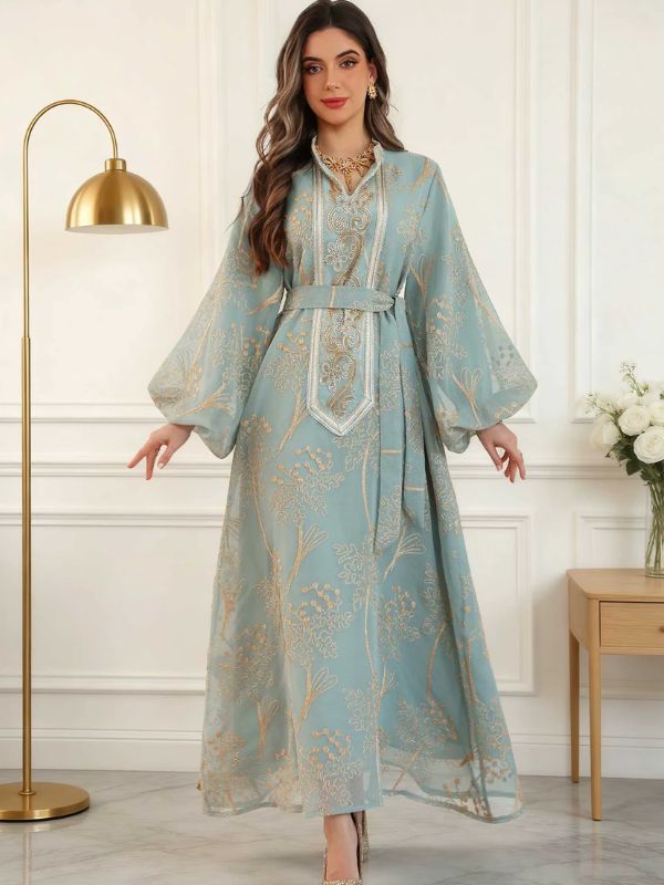 Caftan marocain mariage bleu céladon porté, bras ouverts, manches ballon en voile et broderies dorées
