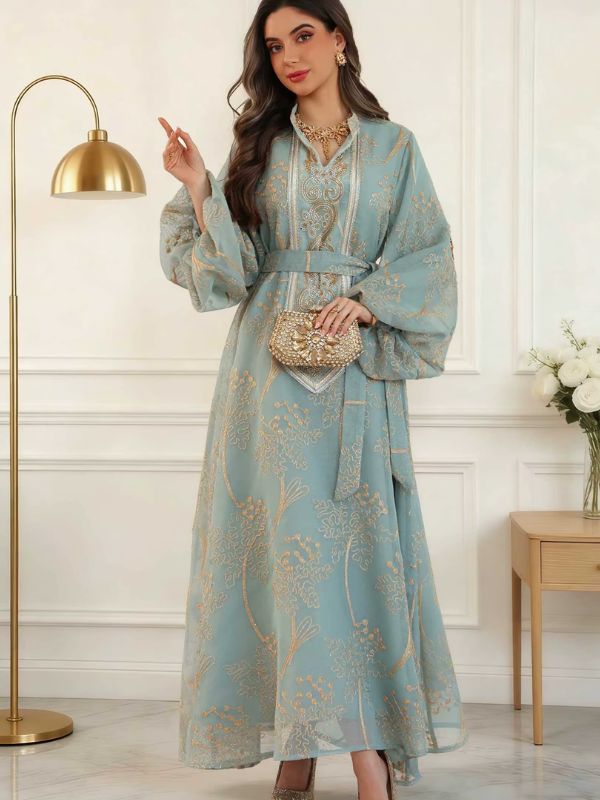 Caftan marocain mariage bleu céladon porté, main levée, ceinture nouée et jupe évasée brodée