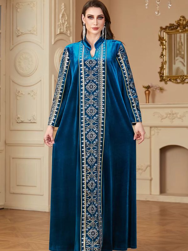 Femme portant un caftan marocain bleu impérial orné de broderies