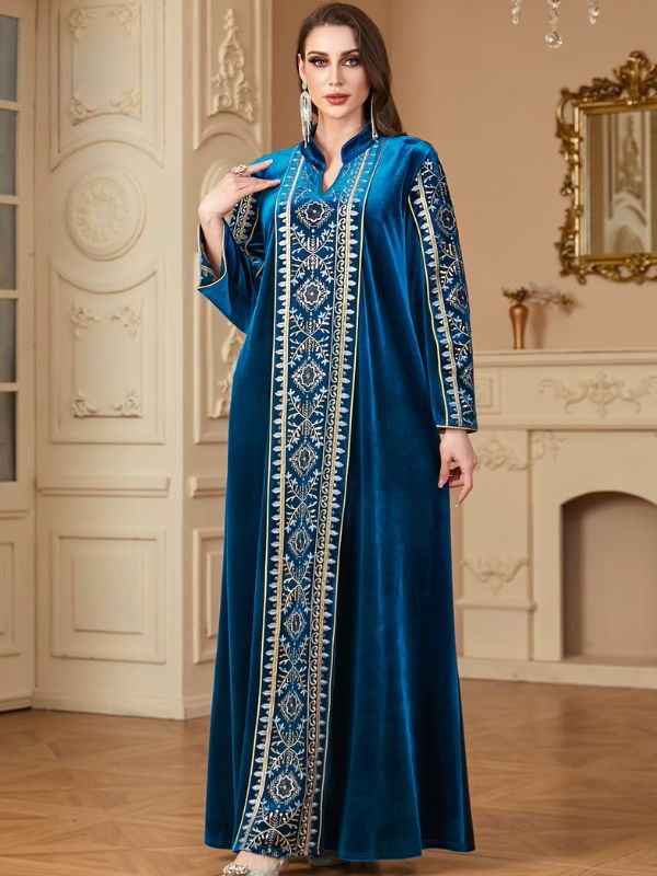 Vue complète d’un caftan marocain bleu impérial à broderies argentées