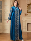 Vue complète d’un caftan marocain bleu impérial à broderies argentées