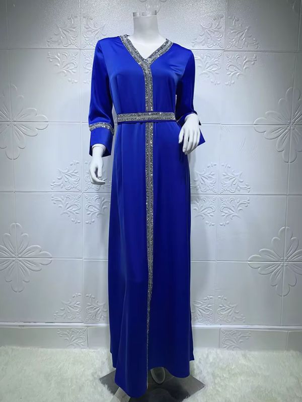 Caftan marocain mariage bleu roi Azur de Chefchaouen, col en V, ceinture et poignets bordés de strass argentés
