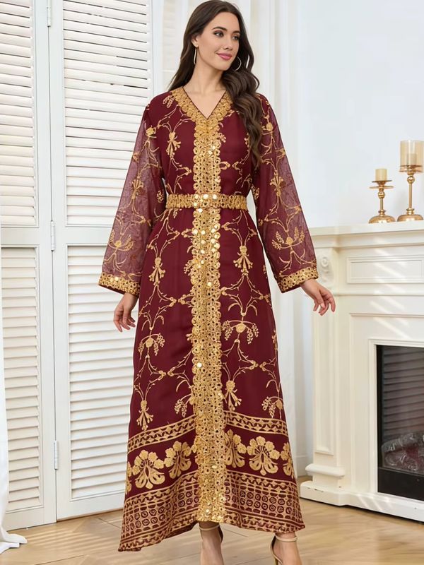Caftan marocain mariage bordeaux à broderies dorées et miroirs, porté de face avec ceinture dorée