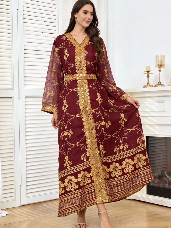 Caftan marocain mariage bordeaux, jupe évasée tenue à la main, bordure brodée dorée