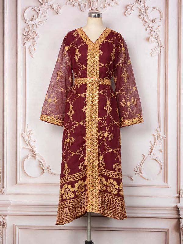 Caftan marocain mariage bordeaux sur mannequin, vue de face avec bande centrale à miroirs