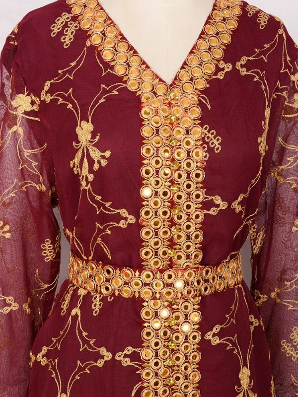 Détail du col en V, de la bande centrale et de la ceinture à miroirs dorés sur le caftan marocain mariage bordeaux