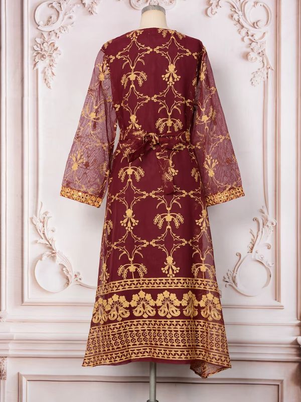 Dos du caftan marocain mariage bordeaux, ceinture nouée et bordure brodée dorée