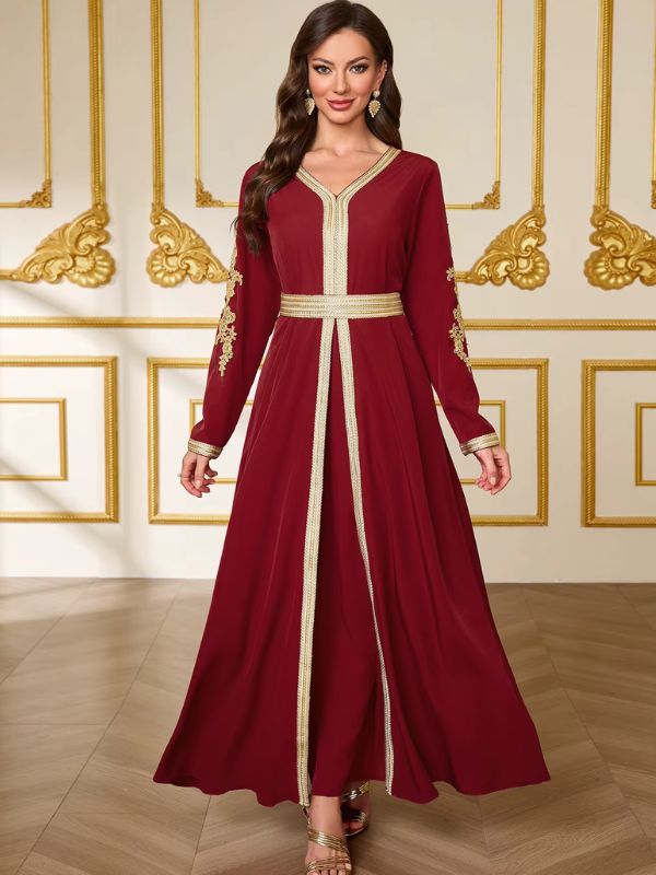 Caftan marocain mariage bordeaux Rubis de Marrakech porté de face, col en V bordé de galon doré et ceinture dorée