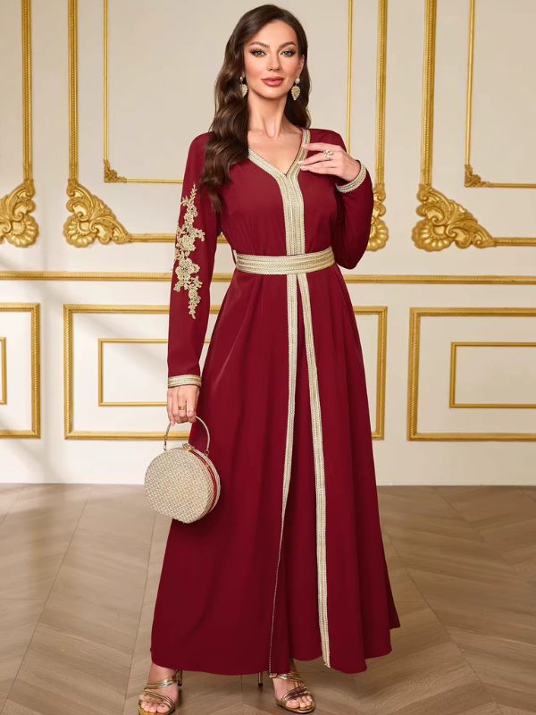 Caftan bordeaux Rubis de Marrakech de face, galons dorés du col à l'ourlet et large ceinture dorée tressée