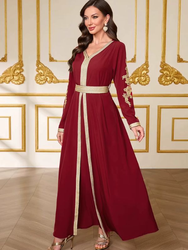 Caftan marocain bordeaux Rubis de Marrakech de trois quarts, broderies florales dorées sur les manches
