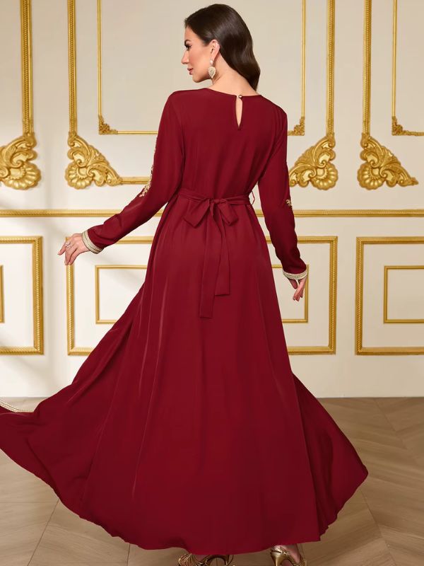 Caftan bordeaux Rubis de Marrakech vu de dos, ouverture en goutte boutonnée à la nuque et ceinture nouée