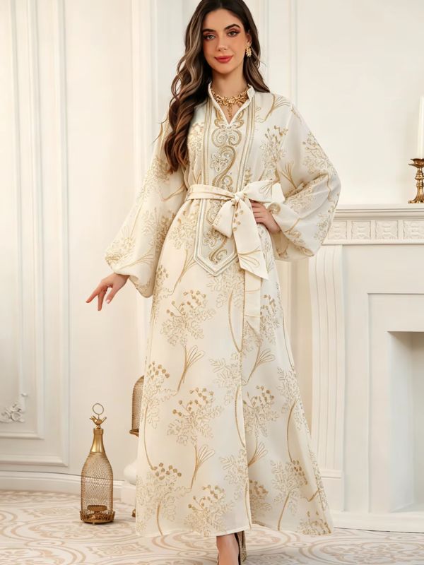 Caftan marocain mariage crème en pied, main tendue, manches ballon et ceinture nouée en ruban