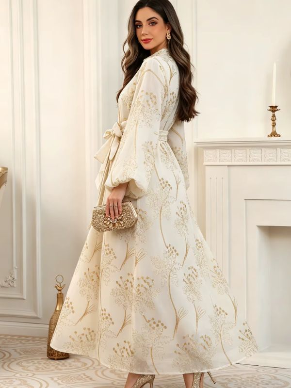 Caftan marocain mariage crème, vue de dos en trois quarts, ceinture nouée et jupe évasée brodée d'or