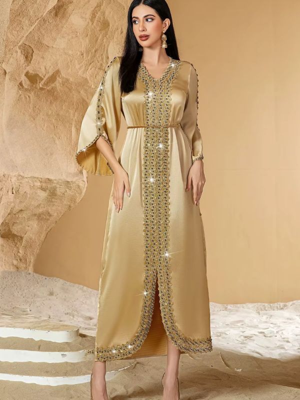 Caftan marocain mariage doré Sable d'Ouarzazate porté de face, bande centrale brodée et col en V