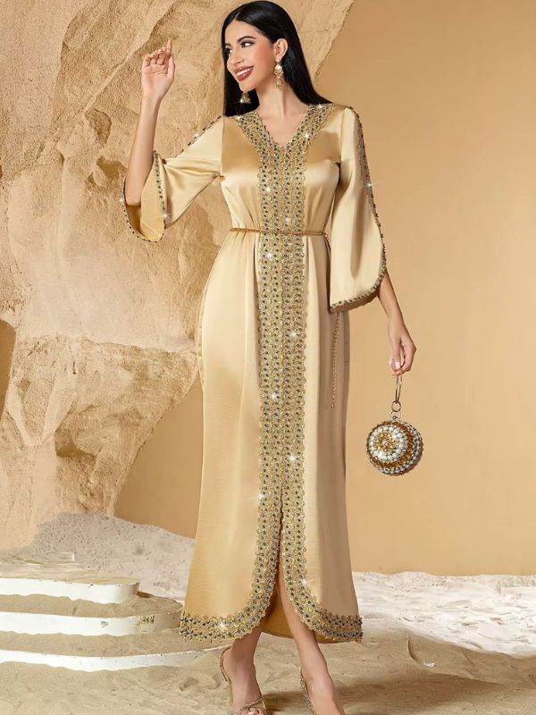 Caftan marocain mariage doré, femme au sac rond, manches fendues et bande brodée jusqu'à l'ourlet