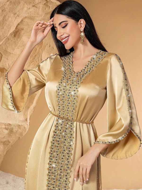 Caftan marocain mariage doré de trois quarts, manche évasée fendue et bordée de perles