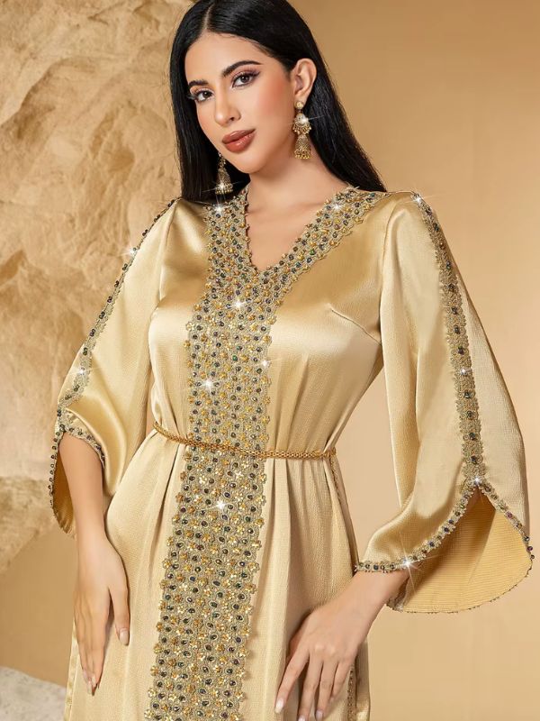 Caftan marocain mariage doré, taille marquée par une fine ceinture chaîne dorée et manches évasées