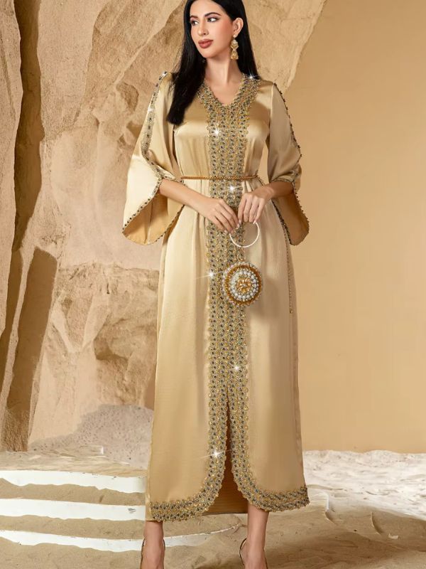 Caftan marocain mariage doré en pied, sac rond serti de perles, fente et ourlet orné de broderies