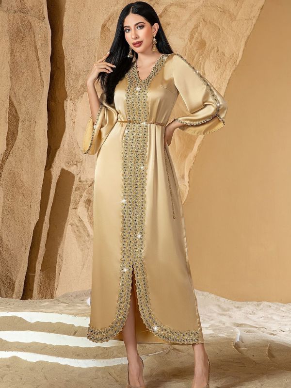 Caftan marocain mariage doré, fente devant et ourlet bordé de la même broderie que la bande centrale