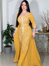 Une femme porte caftan de mariage jaune