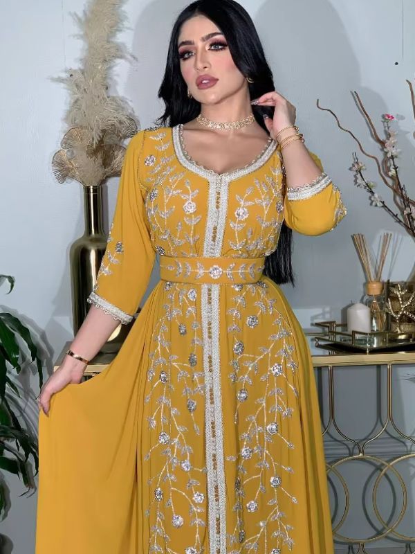 Une femme en caftan jaune