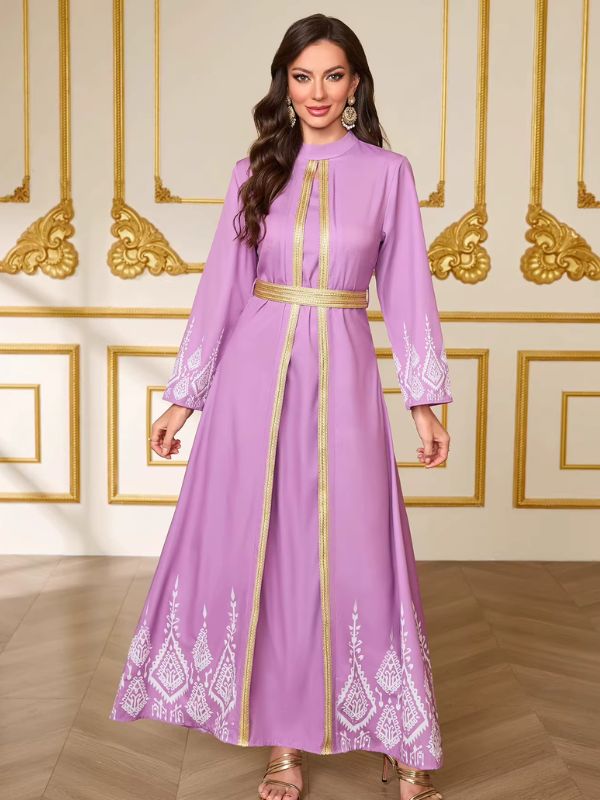 Caftan marocain mariage lilas Aube de Tanger porté de face, col montant, deux galons dorés et ceinture dorée tressée