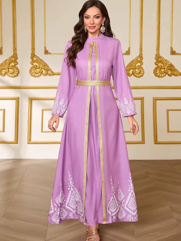 Caftan marocain mariage lilas Aube de Tanger de face, galons dorés du col à l'ourlet et motifs blancs en bas de la jupe