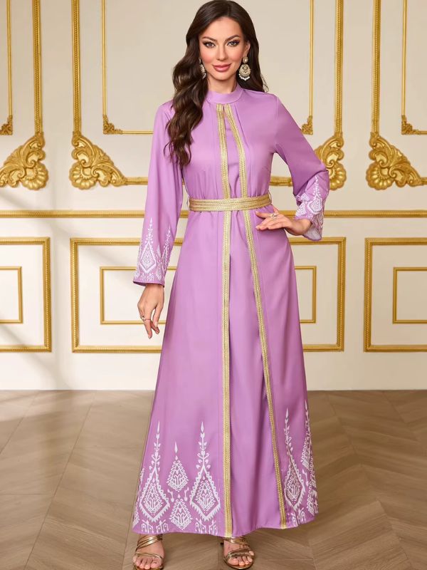 Caftan marocain lilas Aube de Tanger avec ceinture dorée tressée marquant la taille, main posée sur la hanche