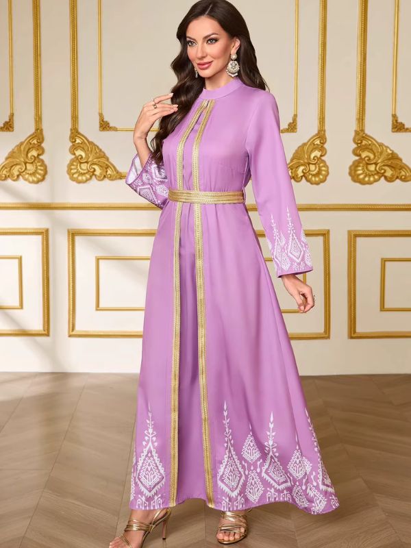 Caftan marocain mariage lilas Aube de Tanger de trois quarts, manches longues évasées ornées de motifs blancs
