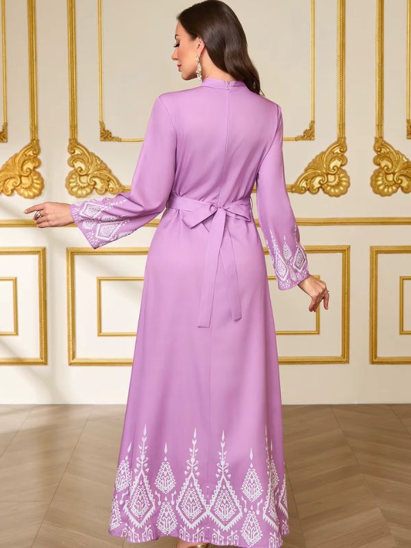 Caftan lilas Aube de Tanger vu de dos, fermeture centrale et liens de ceinture noués en nœud dans le dos