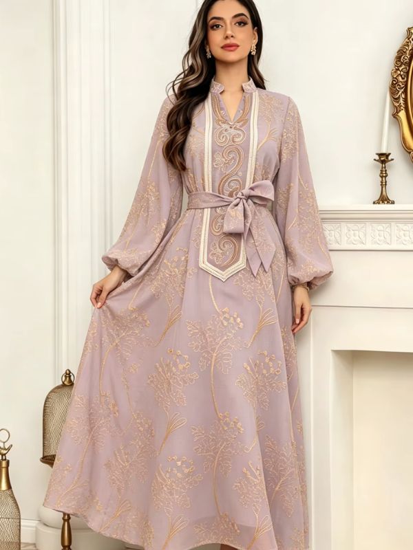 Caftan marocain mariage mauve porté, main sur la jupe, col montant brodé et ceinture nouée en ruban