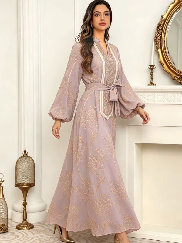 Caftan marocain mariage mauve porté, trois quarts, jupe évasée brodée de branches dorées