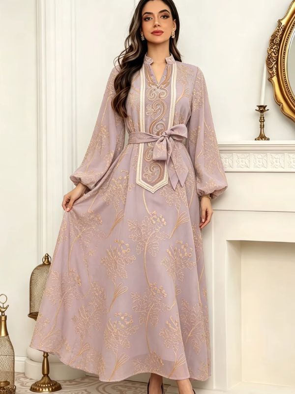 Caftan marocain mariage mauve porté, jupe tenue à la main, plastron brodé en pointe et ceinture nouée