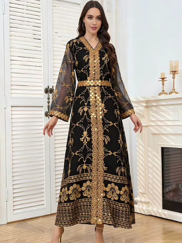 Caftan marocain mariage noir à broderies dorées et miroirs, porté de face avec ceinture dorée
