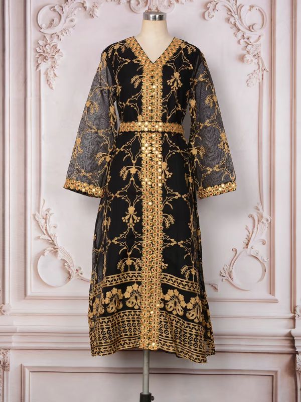Caftan marocain mariage noir sur mannequin, vue de face, manches en voile brodé