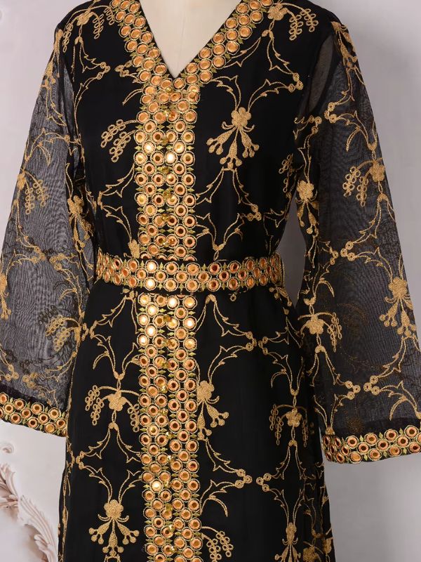 Détail de la ceinture et de la bande centrale à miroirs dorés sur le caftan marocain mariage noir
