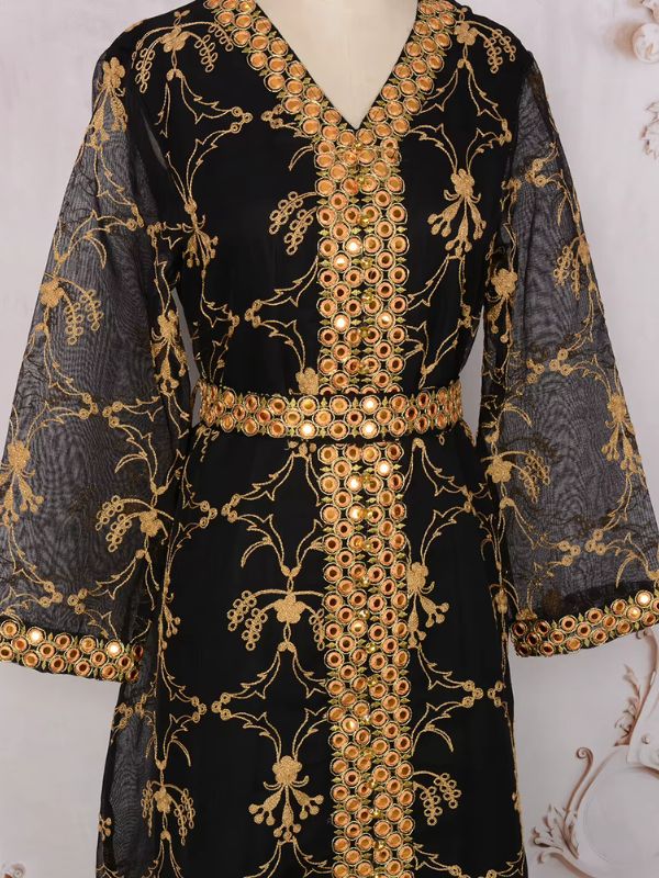 Détail du col en V et des manches en voile brodé de fils dorés sur le caftan marocain mariage noir