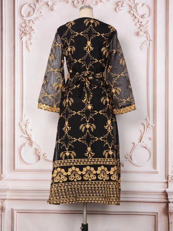 Dos du caftan marocain mariage noir sur mannequin, ceinture nouée et bordure brodée