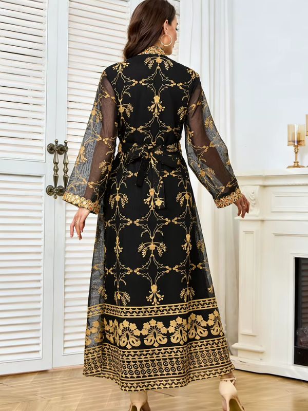 Caftan marocain mariage noir vu de dos, porté avec ceinture nouée et manches transparentes brodées
