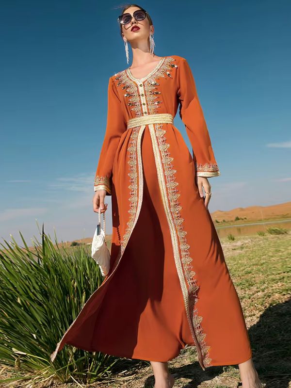 Caftan marocain mariage orange terracotta Argile de Safi porté de face, galons dorés et ceinture ruban