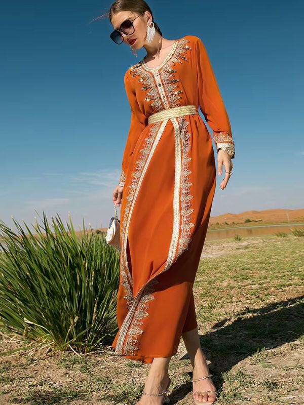 Caftan marocain mariage orange terracotta de trois quarts, pan ouvert bordé de dentelle dorée