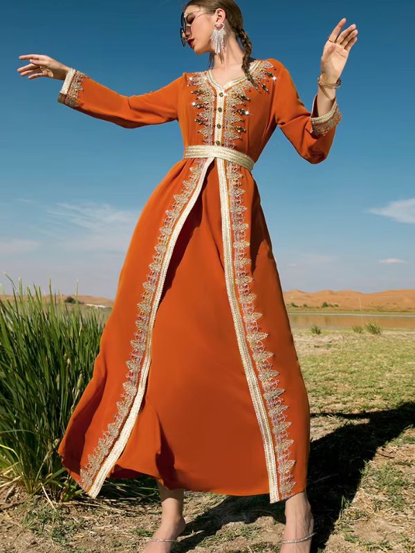 Caftan marocain mariage orange, bras écartés, manches longues aux poignets brodés