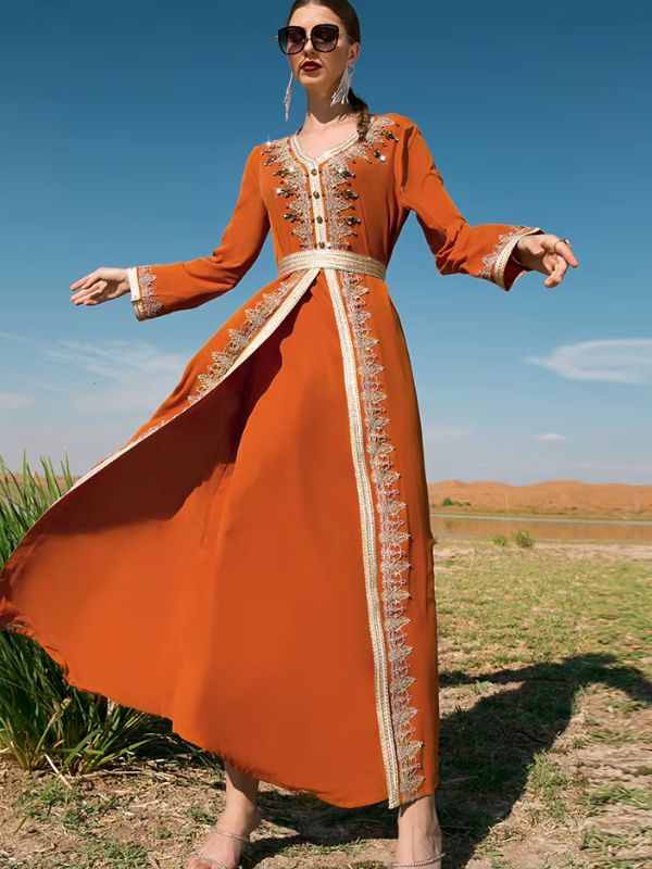 Caftan marocain mariage orange, pan avant ouvert qui flotte et laisse voir la jupe assortie