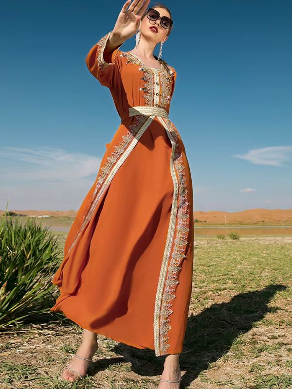 Caftan marocain mariage orange terracotta en mouvement, galons dorés sur toute la longueur