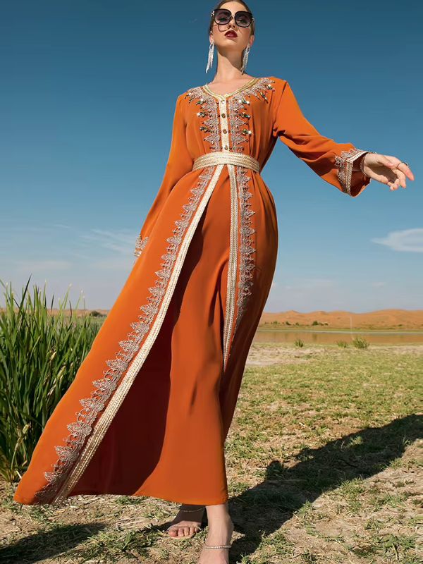 Caftan marocain mariage orange terracotta de trois quarts, galon doré en dentelle sur les pans