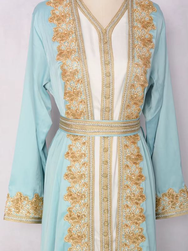 Caftan marocain bleu azur avec finitions raffinées