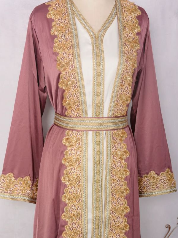 Caftan marocain rose antique avec broderies dorées