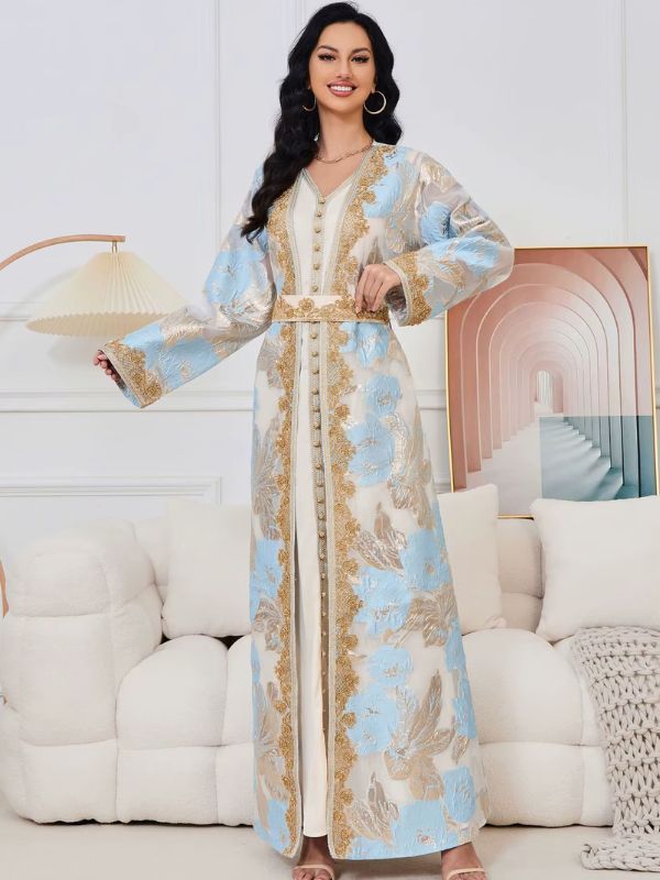 Femme portant le caftan marocain mariage prestige bleu ciel, manteau ouvert en jacquard doré sur robe crème, vue de face