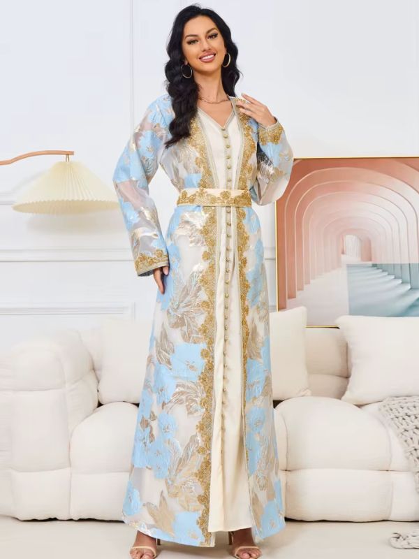 Caftan marocain mariage prestige bleu ciel porté, main à l'épaule, vue de face