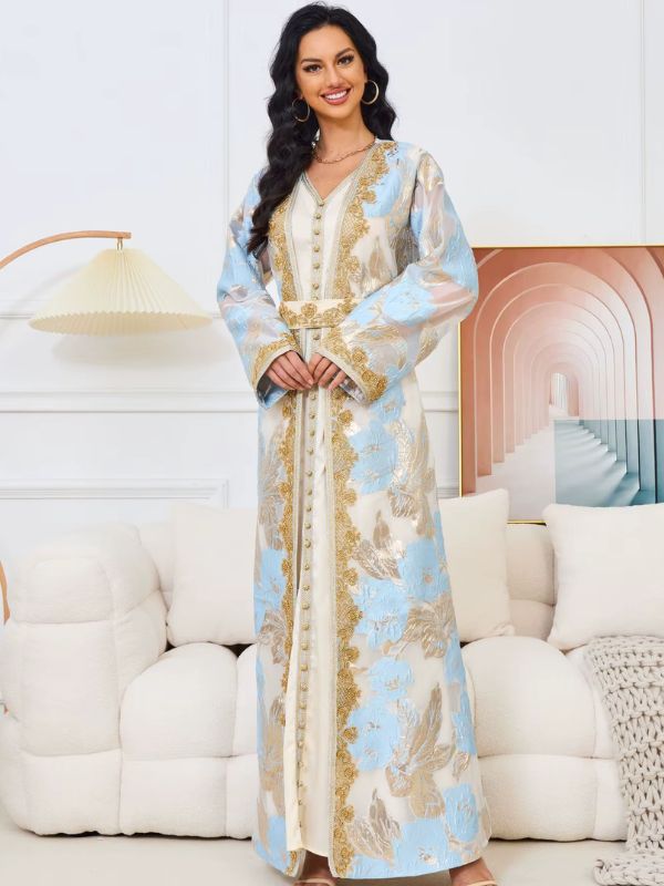 Caftan marocain mariage prestige bleu ciel porté, mains jointes devant, poignets brodés dorés